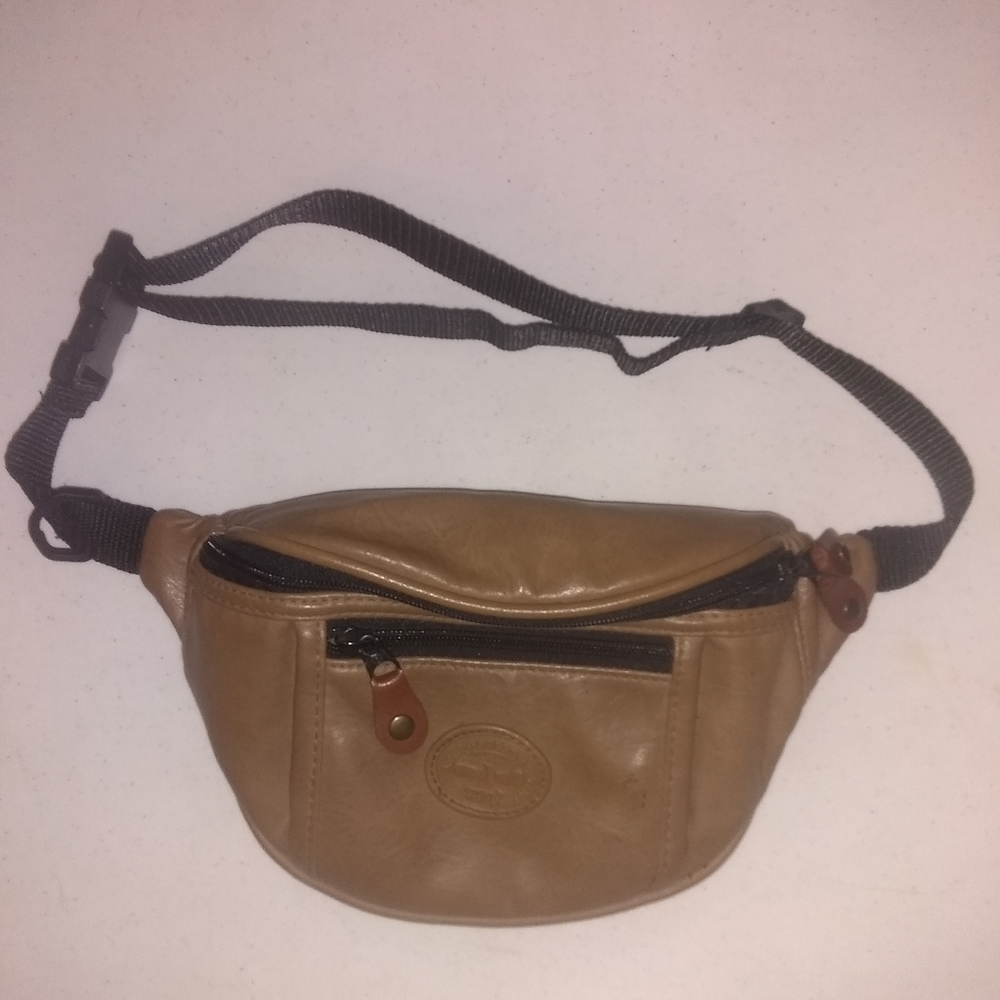 ☀️SOLD☀️Cypress Wood Vintage Vegan Leather Fanny Pack